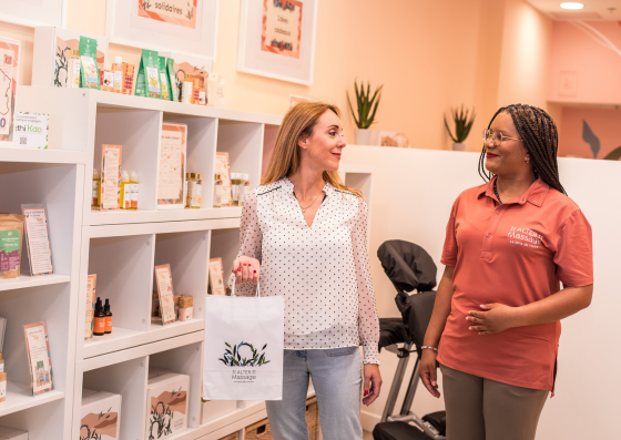 Photo shopping bien-être dans la boutique AlterMassage