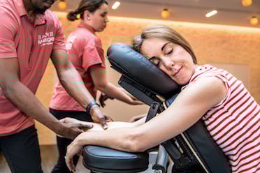 Photo Massages assis en entreprise sur chaise ergonomique