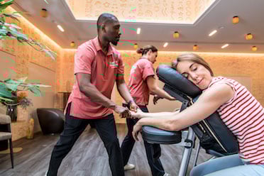 Photo Massages assis en entreprise sur chaise ergonomique