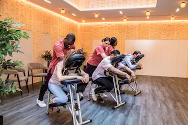 Photo Massages assis en entreprise sur chaise ergonomique
