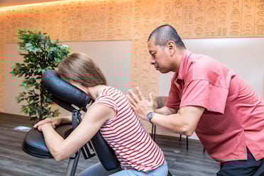 Photo Massage assis en entreprise sur chaise ergonomique