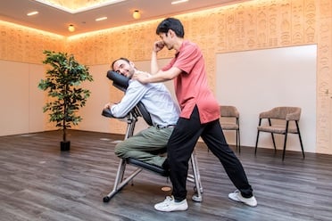 Photo Massage assis en entreprise sur chaise ergonomique